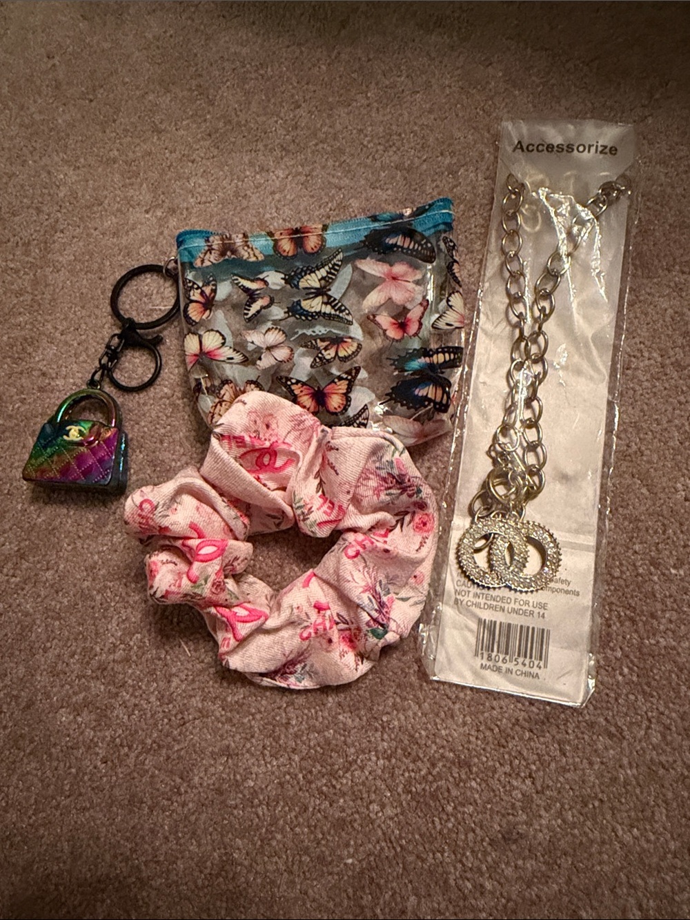 Coin purse, necklace and scrunchie with logo